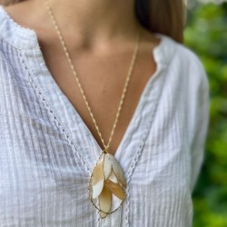 Collier mi-long doré - Chaîne fine, anneau ovale, feuilles stylisées - JORGINA