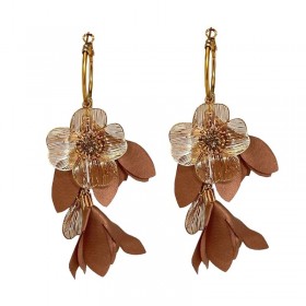 Boucles d'oreilles créoles dorées - Pendentif florale, pétales beiges - JORGINA