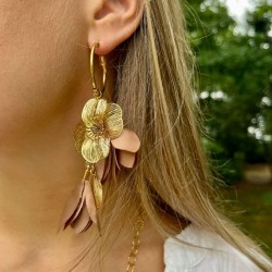 Boucles d'oreilles créoles dorées - Pendentif florale, pétales beiges