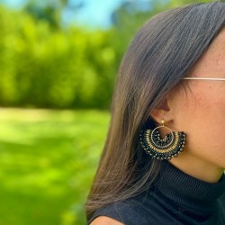 Boucles d'oreilles puces dorées - Pendentifs en éventails noirs