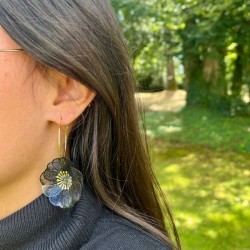 Boucles d'oreilles créoles dorées - Fleurs filigranes noires