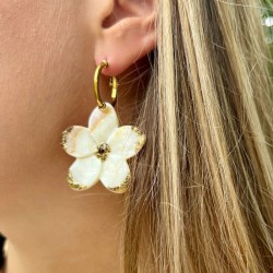 Boucles d'oreilles créoles, Fleurs blanc crème & paillettes dorées