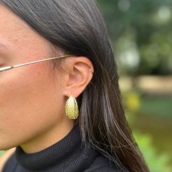 Boucles d'oreilles créoles dorées larges texturées treillis