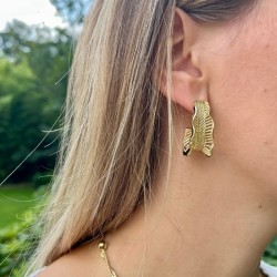 Boucles d'oreilles créoles ondulées & ajourées dorées