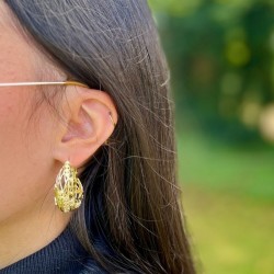 Boucles d'oreilles créoles dorées larges texturées ajourées