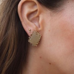 Boucles d'oreilles grandes puces RAPHIA dorée - Motifs maille carré design