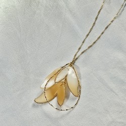 Collier mi-long doré - Chaîne fine, anneau ovale, feuilles stylisées