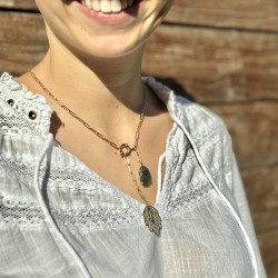 Collier court cravate doré - Chaîne fine, feuille ciselée & Pyrite