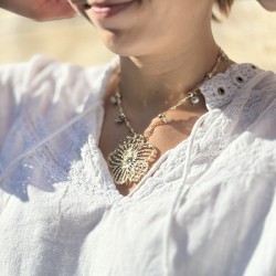 Collier court doré - Chaîne torsadée, breloques, pendentif fleur