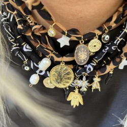 Collier bandana Médaille Main Astro Léopard - Fleur & croix nacre