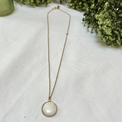 Collier mi-long LONACO chaîne dorée - Pendentif rond nacre blanche