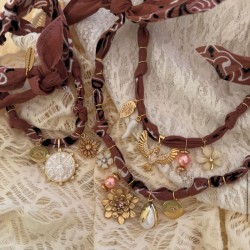 Collier bandana Poétic Blush marron glacé doré - Charms & médaille nacre