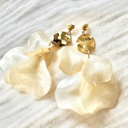 Boucles d'oreilles pendantes - Médaille dorée & Pétales de fleurs blanches