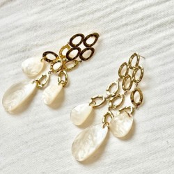 Boucles d'oreilles longues - Anneaux martelés dorés & Pétales nacrées