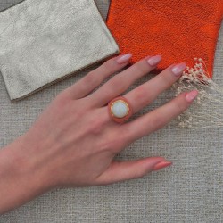 Bague large FROSTY LOBSTER Résine rose saumon - Cabochon rond blanc TAILLE 54