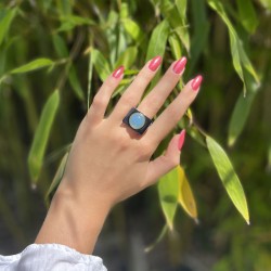 Bague large BLACK GOLD SKY BLUE résine NOIRE - Cabochon rond opale bleu TAILLE 58